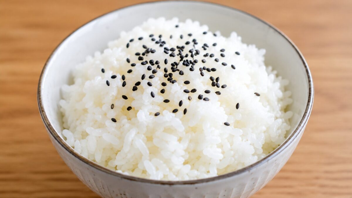 白いご飯と黒ごま