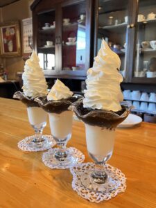 函館の喫茶パレドールで味わえる生クリームたっぷりのやりすぎパフェ
