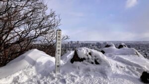 1月の円山公園で雪に覆われた円山山頂と札幌市街を望む冬景色