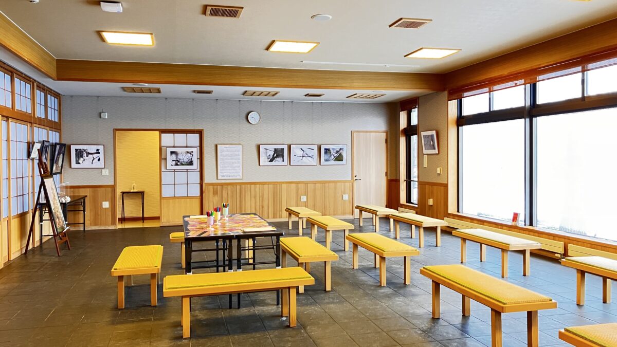 帯廣神社の広々とした休憩所。参拝者が利用できる室内スペース。