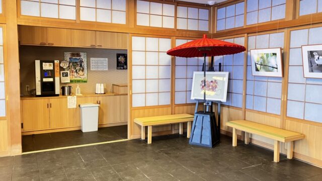 帯廣神社の休憩所に展示されたシマエナガなどの写真