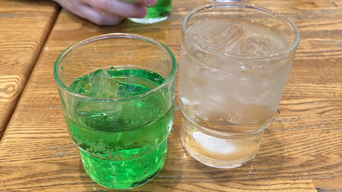 帯広のふじもりで席に着くと提供されたお冷とメロンソーダ
