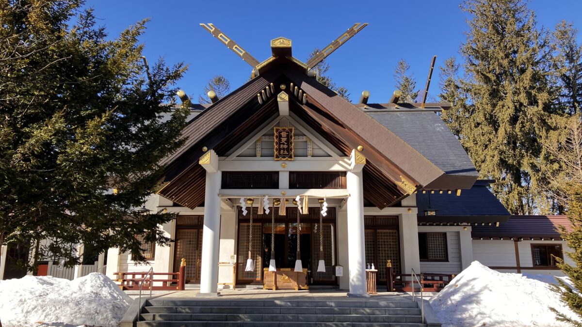 2月の雪景色に包まれた音更神社の拝殿