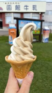 函館牛乳あいす118で販売されている濃厚なミックスソフトクリーム