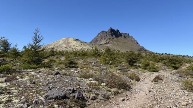 北海道駒ヶ岳の馬ノ背から見た剣ヶ峰