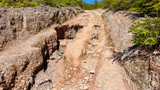 北海道駒ヶ岳の石や砂が多い赤井川登山道